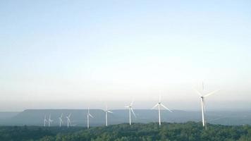 aerogeneradores en el borde de una montaña video