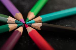 Close-up de lápices de colores de madera dispuestos en una rueda de colores