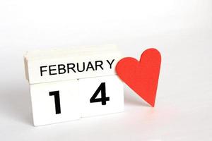 14 de febrero calendario con corazón rojo foto