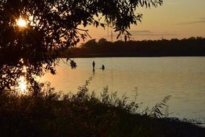 puesta de sol en el lago foto