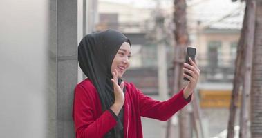 muslimische Frau bei einem Videoanruf auf der Straße video