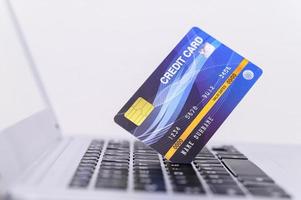 tarjeta de crédito azul en la computadora portátil