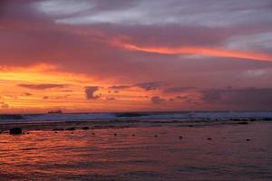 puesta de sol en la playa foto