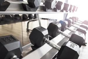 mancuernas en racks en gimnasio foto