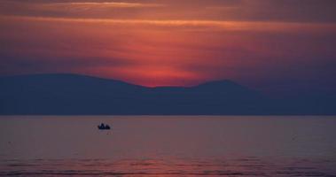 fiskebåt i havet vid solnedgången video