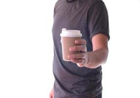 hombre sosteniendo una taza de cafe foto