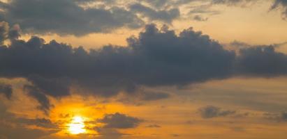 atardecer cielo y sol foto