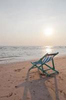 silla de playa en la playa en tailandia foto