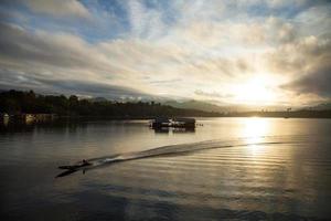 puesta de sol en el río foto