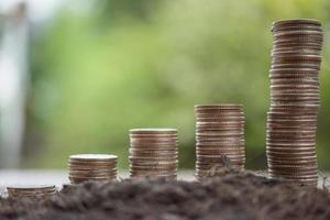 una pila de monedas en la naturaleza verde foto