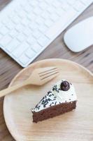 pastel de chocolate y teclado foto