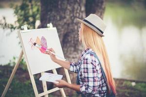 hermosa niña haciendo un dibujo en el parque foto
