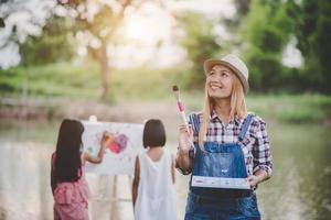 madre e hija dibujando juntos en el parque foto