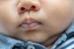 primer plano de la boca de un recién nacido foto