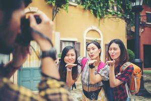 Grupo de amigos felices tomando selfies juntos en una zona urbana. foto