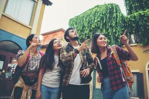 grupo de amigos reunidos en el centro de la ciudad foto