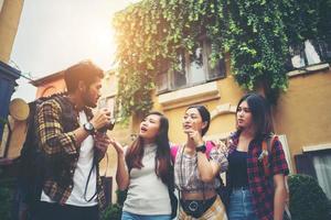 Grupo de amigos felices tomando selfies juntos en una zona urbana. foto