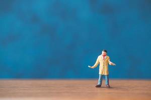 figura en miniatura de un hombre con sombrero y bufanda foto