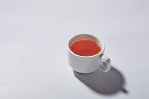 taza de té en la superficie blanca
