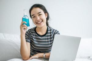 mujer joven con gel para lavarse las manos foto