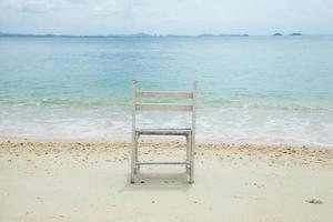 silla de madera blanca en el mar foto