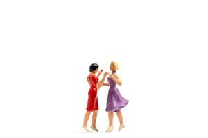 Figuras en miniatura de una pareja de lesbianas bailando sobre fondo blanco. foto