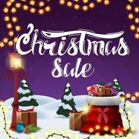 Venta de Navidad, banner de descuento cuadrado púrpura con paisaje de invierno de dibujos animados, guirnalda, farol de poste vintage y bolsa de santa claus con regalos vector