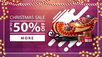 venta de navidad, hasta 50 de descuento, banner de descuento rosa con guirnaldas, botón y trineo de santa con regalos vector