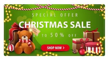 oferta especial, rebajas navideñas, hasta 50 de descuento, banner verde horizontal con botón, guirnaldas y obsequios con osito de peluche vector