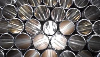 tubos de metal plateado foto