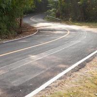 carretera con curvas en tailandia foto