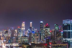 edificios de singapur en la noche foto