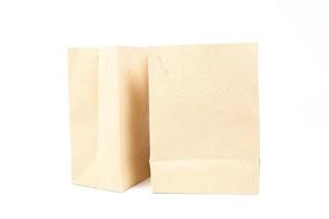 Dos bolsas de papel marrón sobre fondo blanco. foto