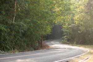 carretera con curvas en tailandia foto