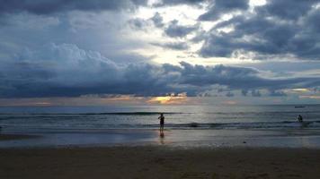 time-lapse av en tropisk strand vid phuket