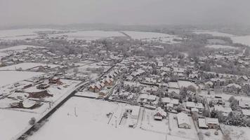 Flygfoto över en snöig by i 4k