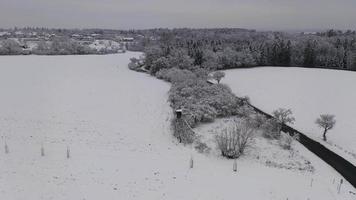 Drohne umkreist einen schneebedeckten Jägerhochstand in 4 km video