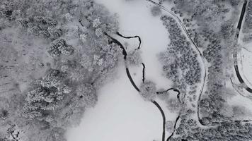 Luftaufnahme von oben nach unten eines schneebedeckten Parks in 4 k video