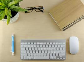 teclado, portátil y ratón en el escritorio foto