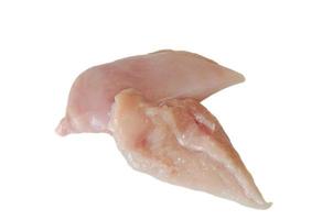 Carne de pollo cruda sobre fondo blanco. foto