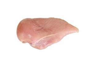 Carne de pollo cruda sobre fondo blanco. foto