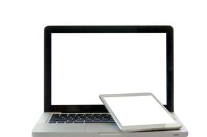 Portátil y tableta con pantallas blancas sobre fondo blanco.