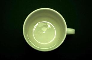 taza verde sobre negro foto