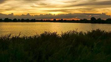 boven de grachten op het platteland video