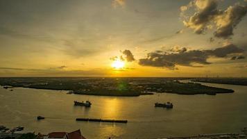 Puesta de sol sobre el río Chao Phraya en Samut Prakan, Tailandia video