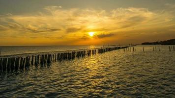 Coucher du soleil au bord de la mer, Samut Sakhon, Thaïlande