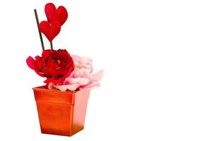 Rosas y corazones, regalo de San Valentín sobre fondo blanco. foto