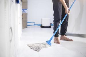 persona limpiando el piso foto