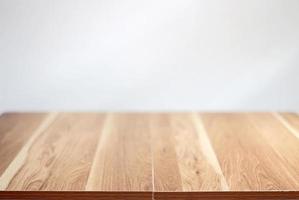 mesa de madera y fondo gris foto