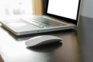 computadora portátil con mouse inalámbrico foto